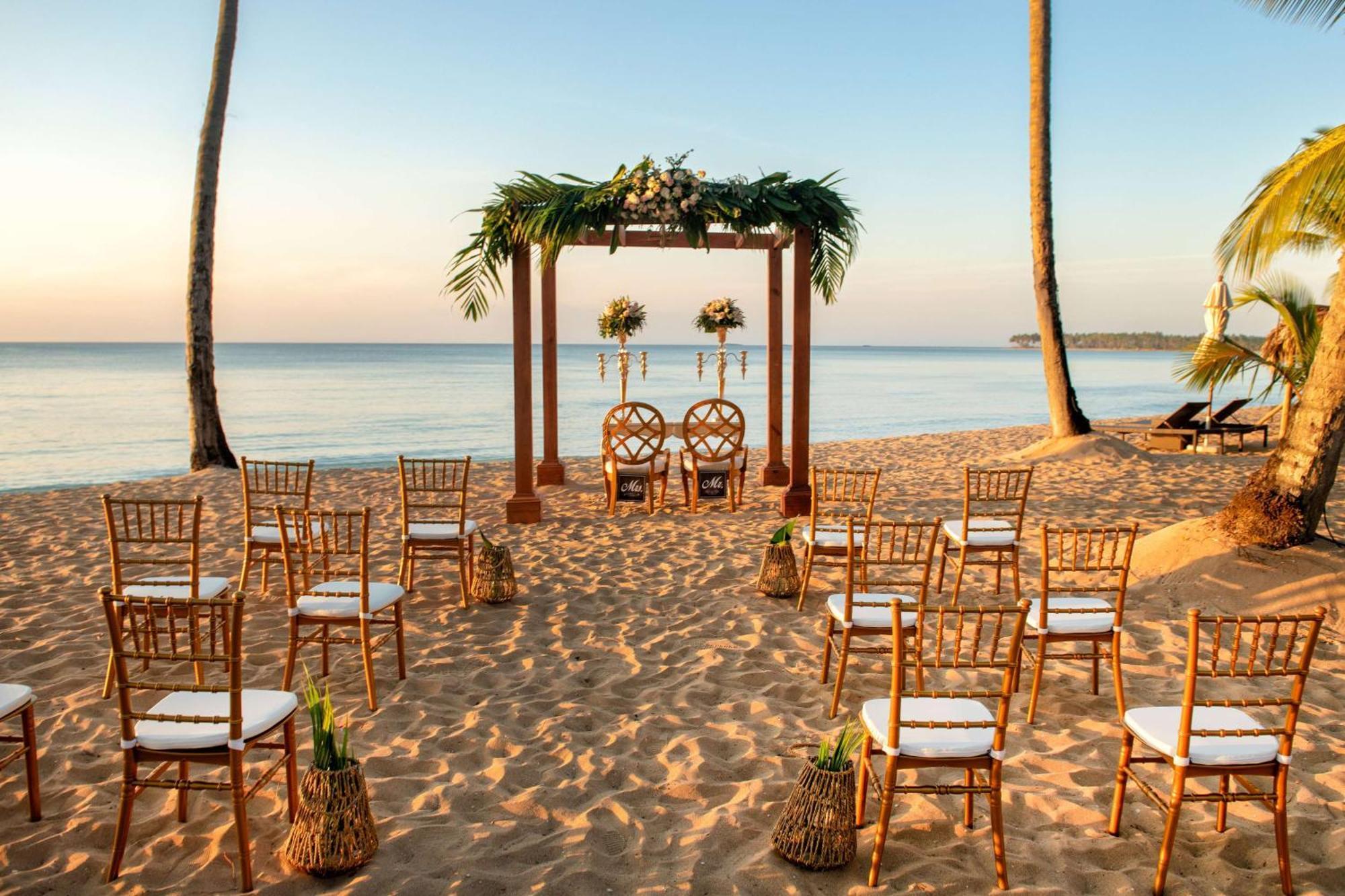 Viva V Samana By Wyndham, A Trademark Adults All Inclusive Las Terrenas Exterior photo A beach wedding