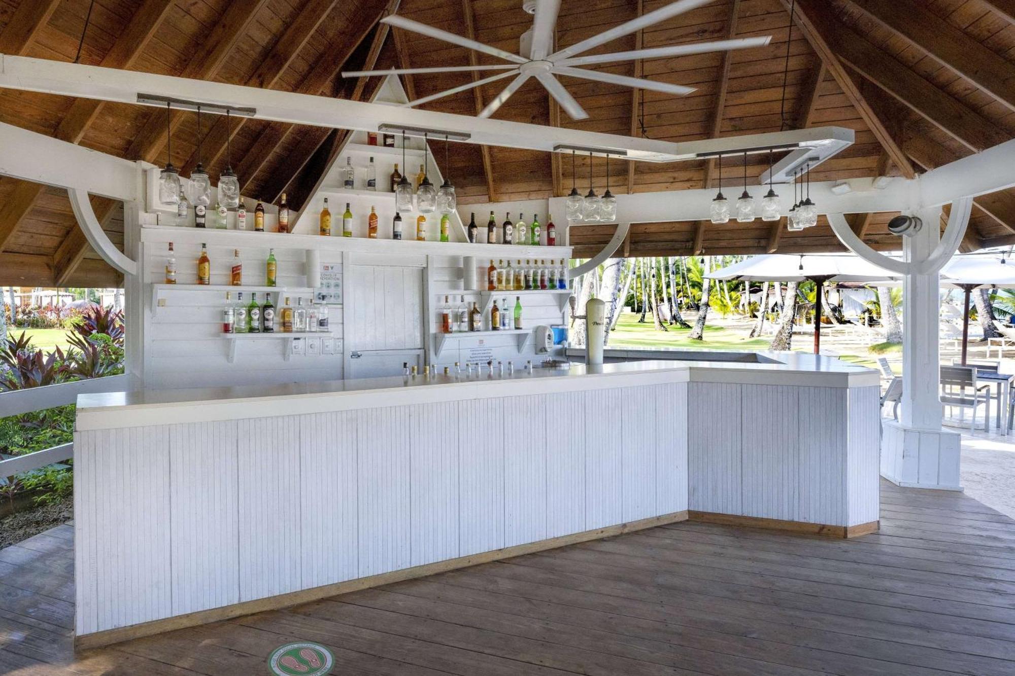 Viva V Samana By Wyndham, A Trademark Adults All Inclusive Las Terrenas Exterior photo The bar at the beach club